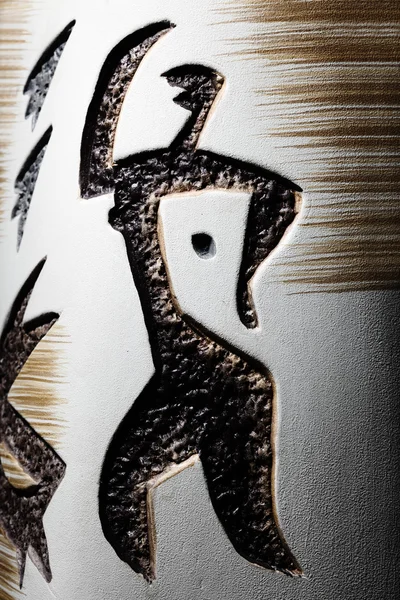 Древняя керамика с петроглифом — стоковое фото