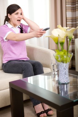 Televizyon seyrediyorum.