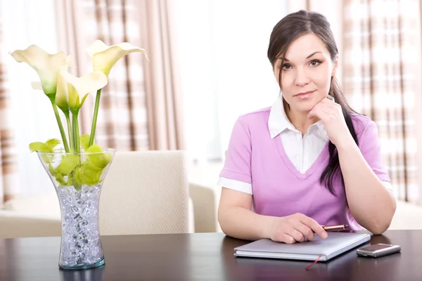 Woman at home looking for a job — Stock Photo, Image