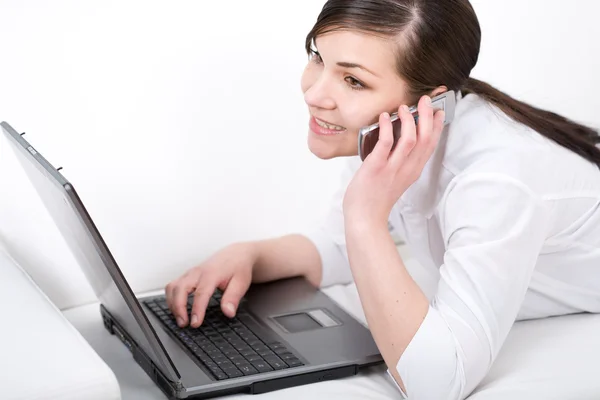 Mulher com laptop — Fotografia de Stock