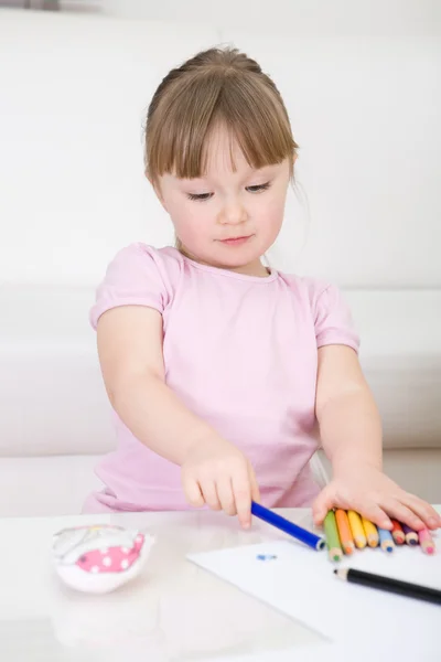 Junges Mädchen zeichnet — Stockfoto
