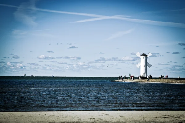 Väderkvarn på stranden — Stockfoto