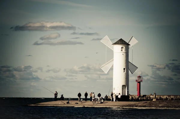 Moinho de vento na praia e céu nublado — Fotografia de Stock