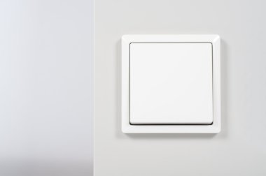 Duvarda beyaz ışık düğmesi