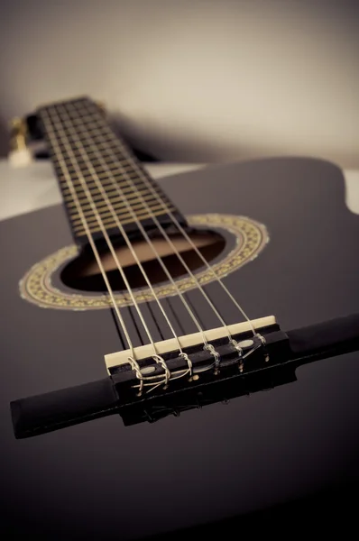 Schwarze Akustikgitarre — Stockfoto