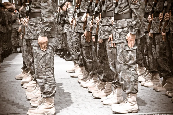 Soldater under övningen på torget — Stockfoto