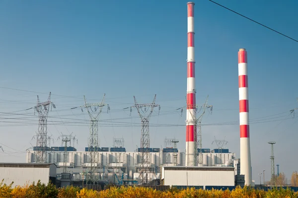 Pylons de centrais eléctricas e linhas eléctricas — Fotografia de Stock