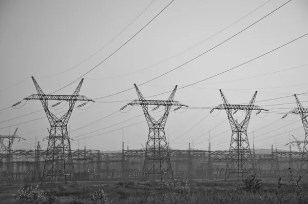 Pylon e linee elettriche di trasmissione — Foto Stock