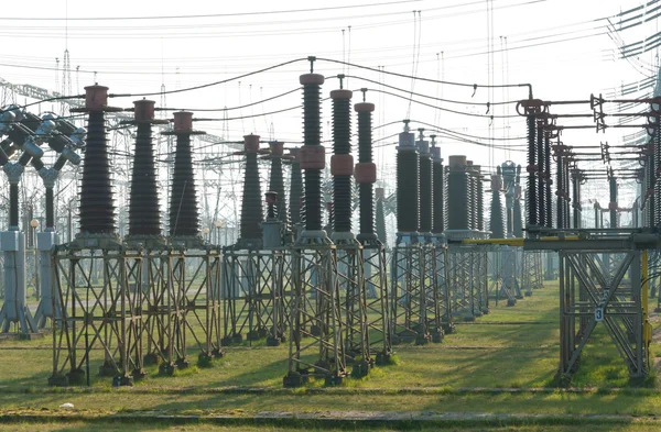 Ізолятори на електростанції — стокове фото