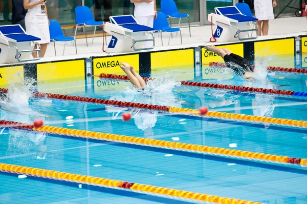Schwimmer starten in den Wettkampf — Stockfoto
