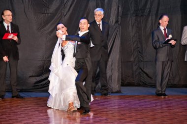 Yarışmacılar yavaş vals dansı dans eden fethi