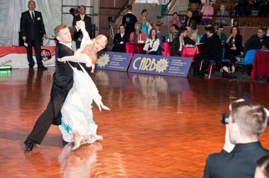 Yarışmacılar yavaş vals dansı dans eden fethi