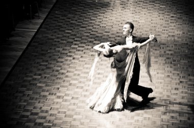 Yarışmacılar yavaş vals dansı dans eden fethi