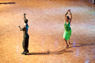 Latin dansları dans eden fethi dans rakip