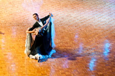 Yarışmacılar yavaş vals dansı dans eden fethi