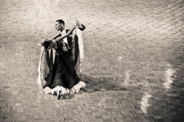 Yarışmacılar yavaş vals dansı dans eden fethi