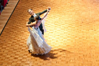 Yarışmacılar yavaş vals dansı dans eden fethi