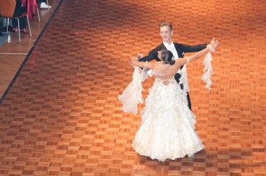 Yarışmacılar yavaş vals dansı dans eden fethi