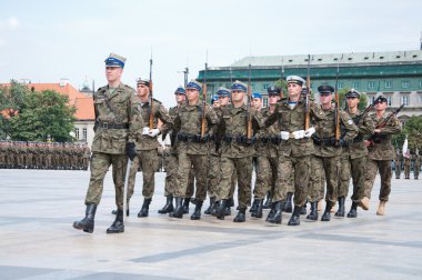 kare Polonya Ordusu gün önce tatbikat sırasında askerleri