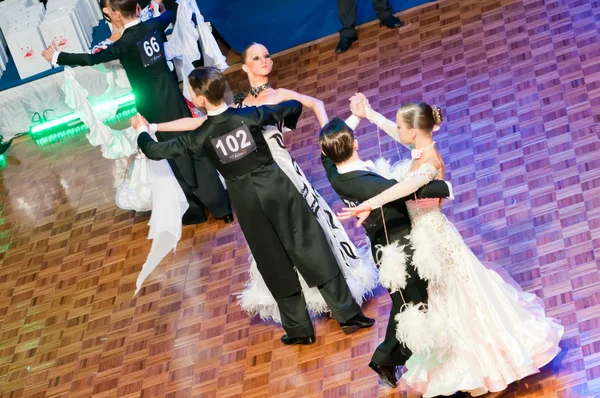Конкуренты танцуют медленный вальс на танцполе — стоковое фото