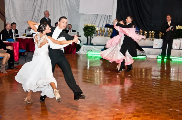 Ανταγωνιστές που χορεύουν βαλς αργή στην κατάκτηση χορό — Φωτογραφία Αρχείου
