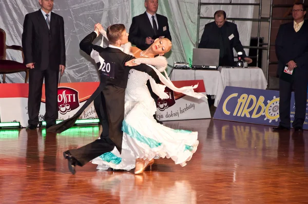 Yarışmacılar yavaş vals dansı dans eden fethi — Stok fotoğraf