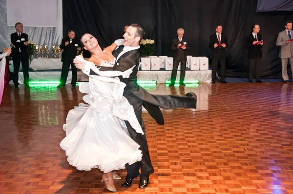 Ανταγωνιστές που χορεύουν βαλς αργή στην κατάκτηση χορό — Φωτογραφία Αρχείου