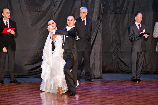 Competidores bailando vals lento en la conquista del baile — Foto de Stock