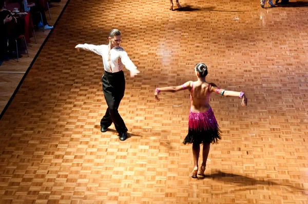 Concurrenten dansen Latijns-dansen bij de dansende verovering — Stockfoto