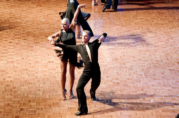 Ανταγωνιστές που χορεύουν latin χορούς στην κατάκτηση χορό — Φωτογραφία Αρχείου