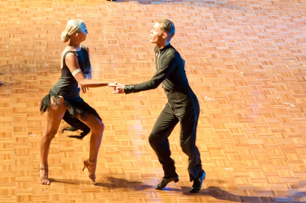 Competidores bailando bailes latinos en la conquista del baile — Foto de Stock