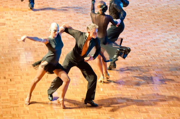 Участники конкурса танцуют латинские танцы на танцполе — стоковое фото
