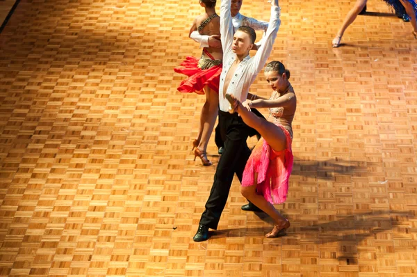 Участники конкурса танцуют латинские танцы на танцполе — стоковое фото