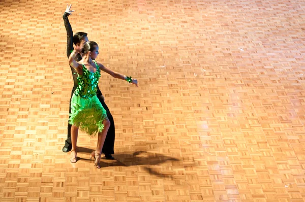 Konkurrenter dansa latinska danser på dansande erövringen — Stockfoto