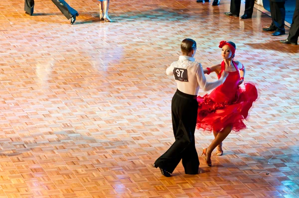 Latin dansları dans eden fethi dans rakip