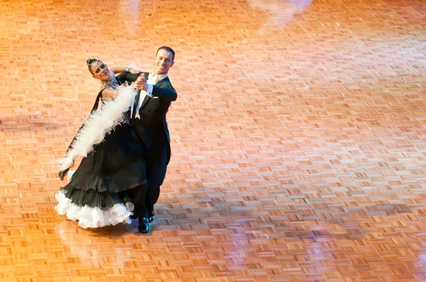 Конкуренты танцуют медленный вальс на танцполе — стоковое фото