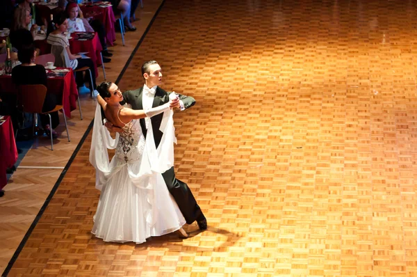 Teilnehmer tanzen langsamen Walzer bei der tänzerischen Eroberung — Stockfoto
