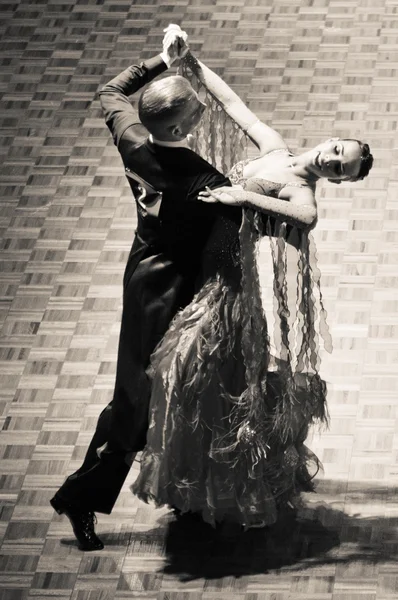 Konkurenti tančí pomalý Valčík na tančící dobytí — Stock fotografie