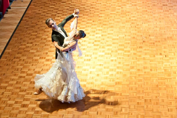 Competidores bailando vals lento en la conquista del baile —  Fotos de Stock