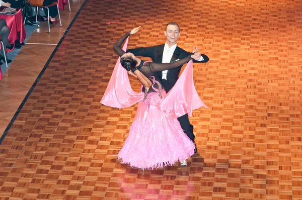 Concurrenten langzame wals dansen bij de dansende verovering — Stockfoto