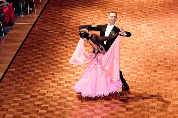 Yarışmacılar yavaş vals dansı dans eden fethi — Stok fotoğraf