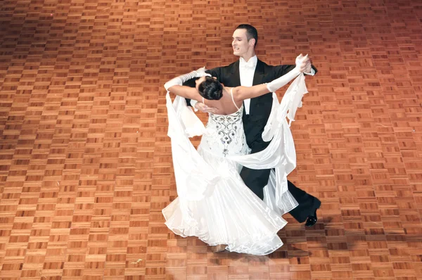 Konkurenti tančí pomalý Valčík na tančící dobytí — Stock fotografie