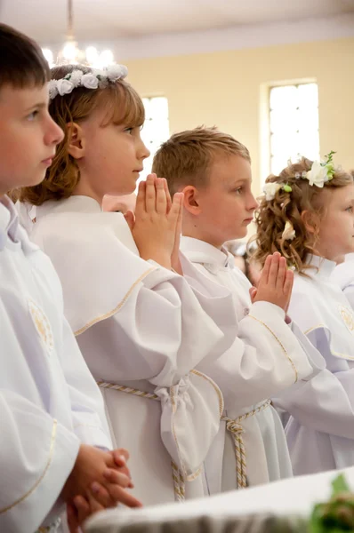 Gyermekek elfogadja az első szentáldozás — Stock Fotó