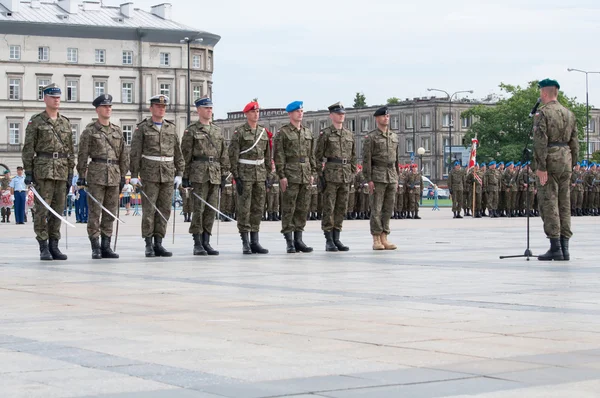 Soldats pendant l'exercice sur la place avant la Journée de l'armée polonaise — Photo