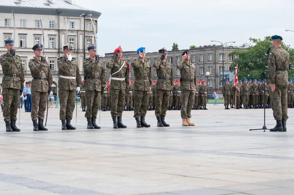 Soldiers during the drill on the square before Polish Army Day — Stock Photo, Image