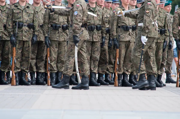 Soldater under övningen på torget innan polska armén dag — Stockfoto