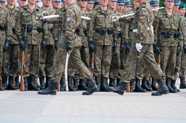 Солдаты во время учений на площади перед Днем польской армии — стоковое фото