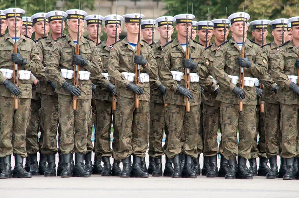 Soldaten während der Übung auf dem Platz vor dem Tag der polnischen Armee — Stockfoto