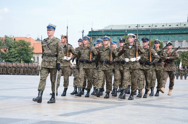 Soldater under övningen på torget innan polska armén dag — Stockfoto