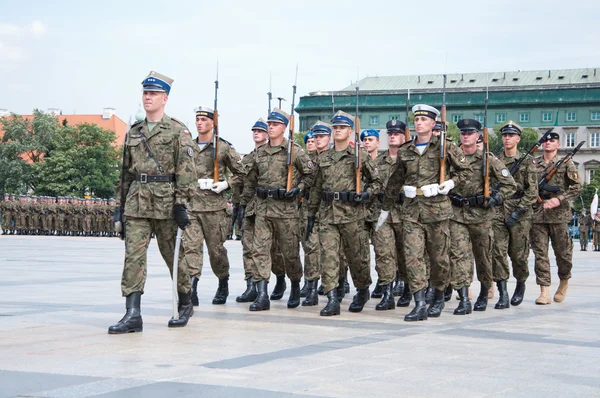 Στρατιώτες κατά τη διάρκεια το τρυπάνι στην πλατεία πριν από την ημέρα του στρατού Πολωνικά — Φωτογραφία Αρχείου